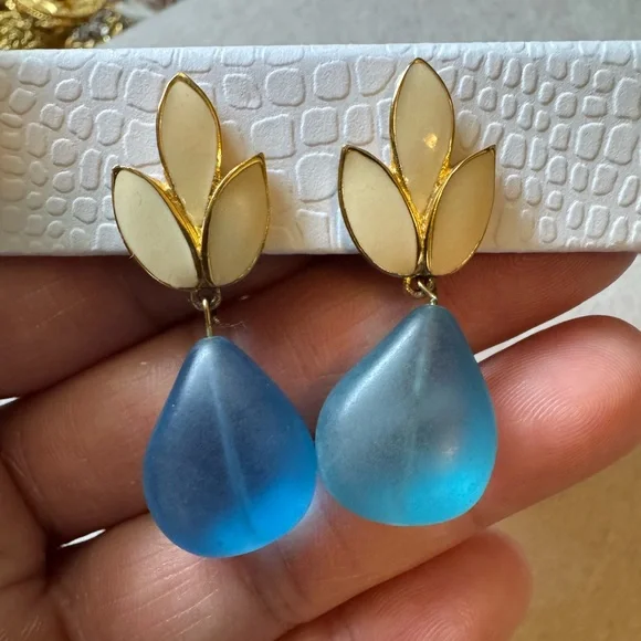 Vintage Givenchy clip ons earrings  preowned very rare - Picture 13 of 13